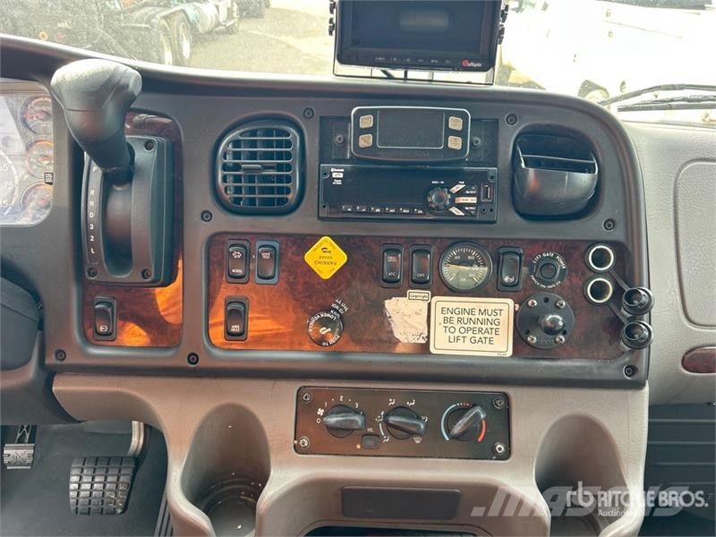 Freightliner M2 106 4x2 Van Truck 貨箱式卡車