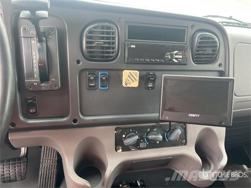 Freightliner M2 106 4x2 Moving Van Truck Umpikorikuorma-autot