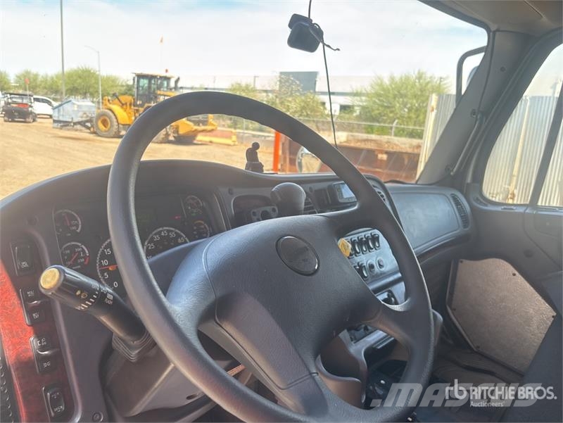 Freightliner M2 106 4x2 Van Truck Sunkvežimiai su dengtu kėbulu