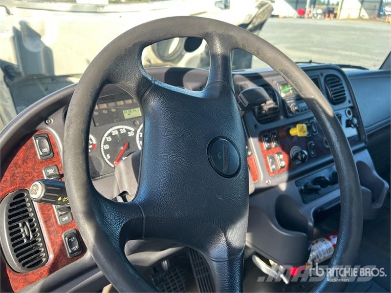 Freightliner M2 106 4x2 Van Truck Furgons