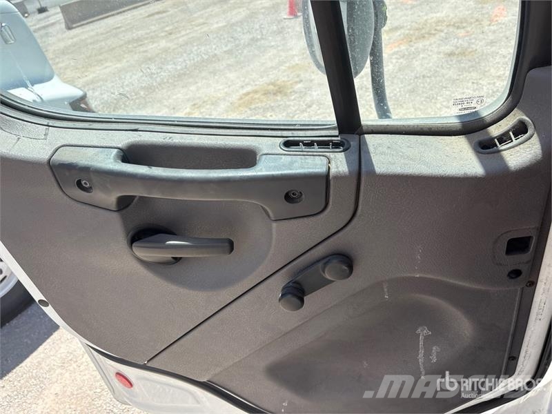 Freightliner M2 106 4x2 Moving Van Truck Camion Fourgon