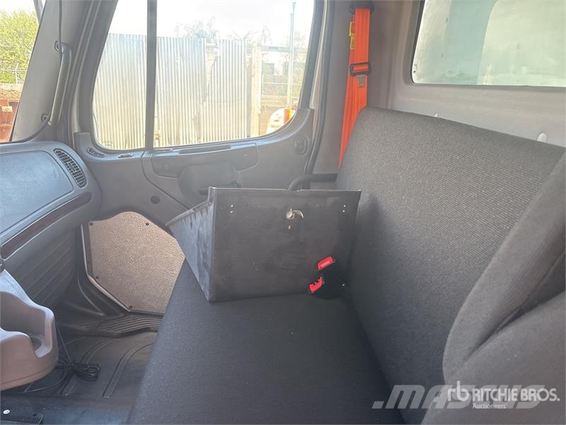 Freightliner M2 106 4x2 Van Truck Sunkvežimiai su dengtu kėbulu