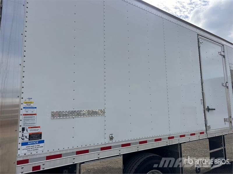Freightliner M2 106 4x2 Van Truck Tovornjaki zabojniki