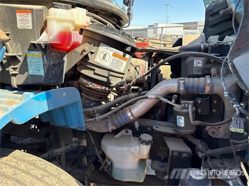 Freightliner M2 106 4x2 Van / Box Van Truck Фургони