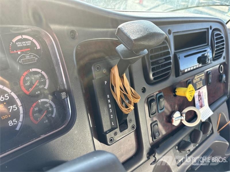 Freightliner M2 106 4x2 Van Truck Грузовики-Фургоны