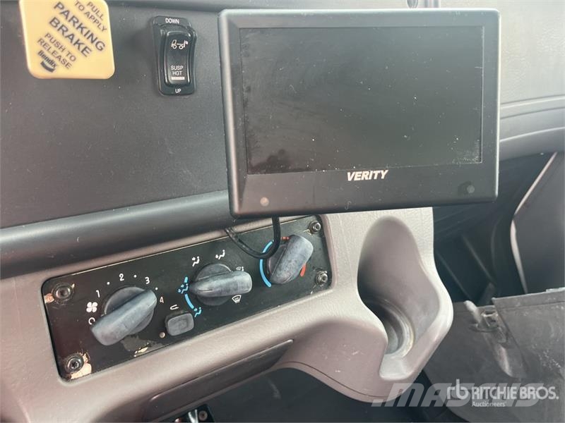 Freightliner M2 106 4x2 Moving Van Truck Umpikorikuorma-autot