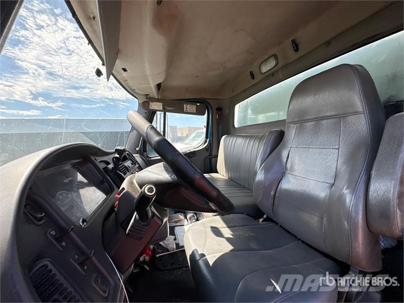 Freightliner M2 106 4x2 Van / Box Van Truck Фургони