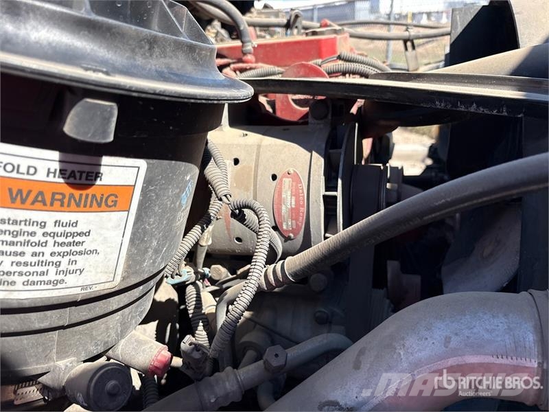 Freightliner M2 106 4x2 Van / Box Van Truck Фургони