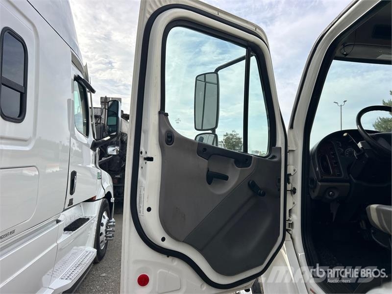 Freightliner M2 106 4x2 Van Truck 貨箱式卡車