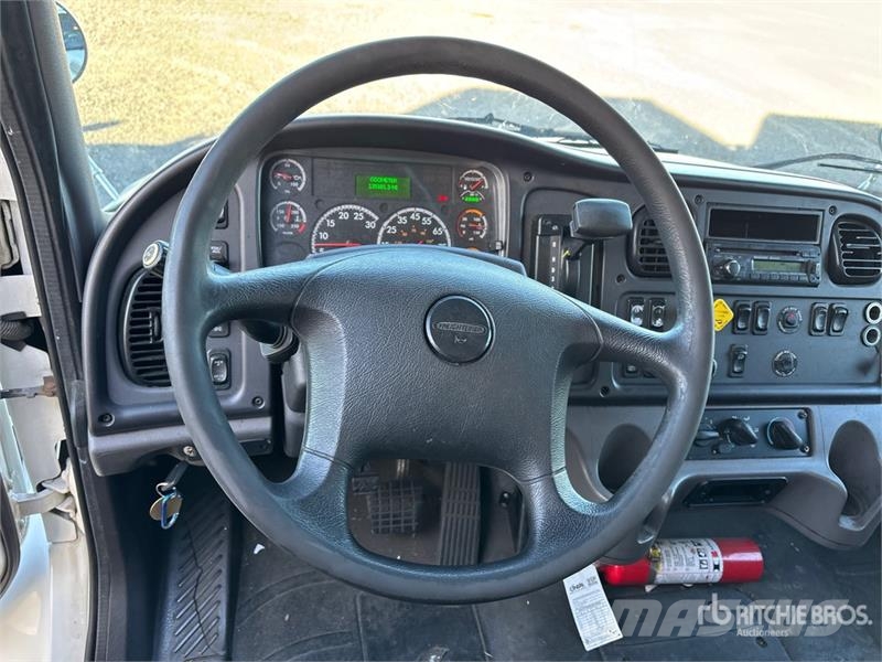 Freightliner M2 106 4x2 Van Truck Furgons