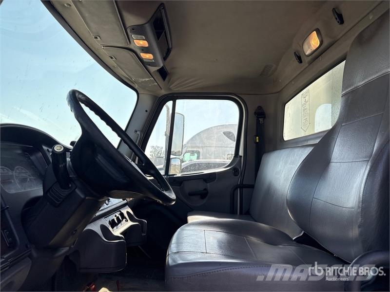 Freightliner M2 106 4x2 Van Truck Dobozos teherautók