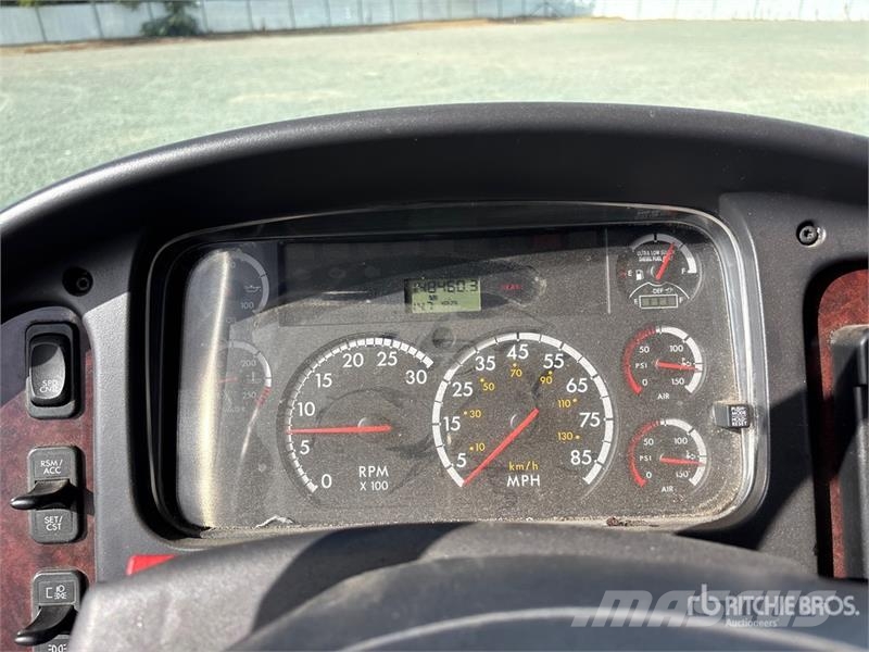 Freightliner M2 106 4x2 Van Truck Tovornjaki zabojniki