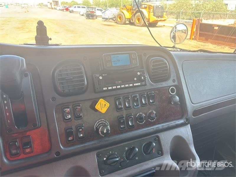 Freightliner M2 106 4x2 Van Truck Sunkvežimiai su dengtu kėbulu