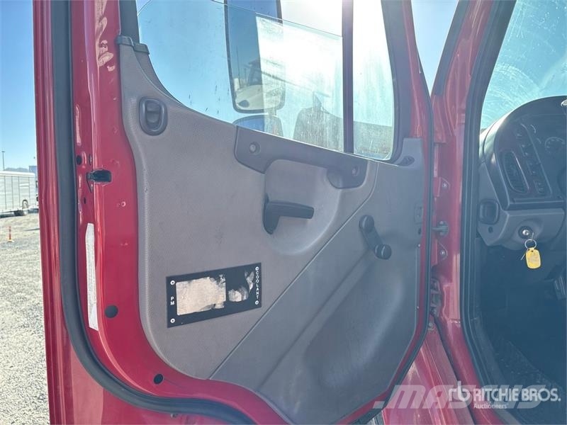 Freightliner M2 106 4x2 Van Truck Грузовики-Фургоны