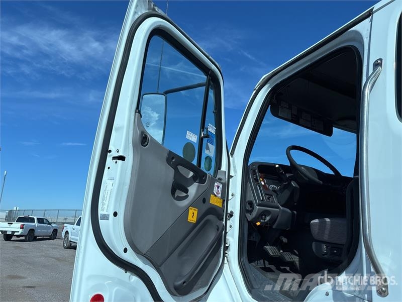 Freightliner M2 112 Тягачі