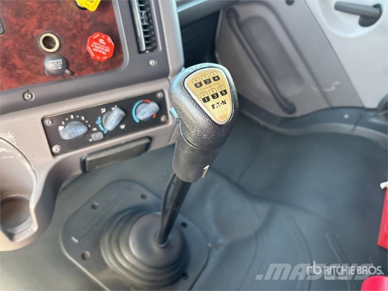 Freightliner M2 112 Тягачі