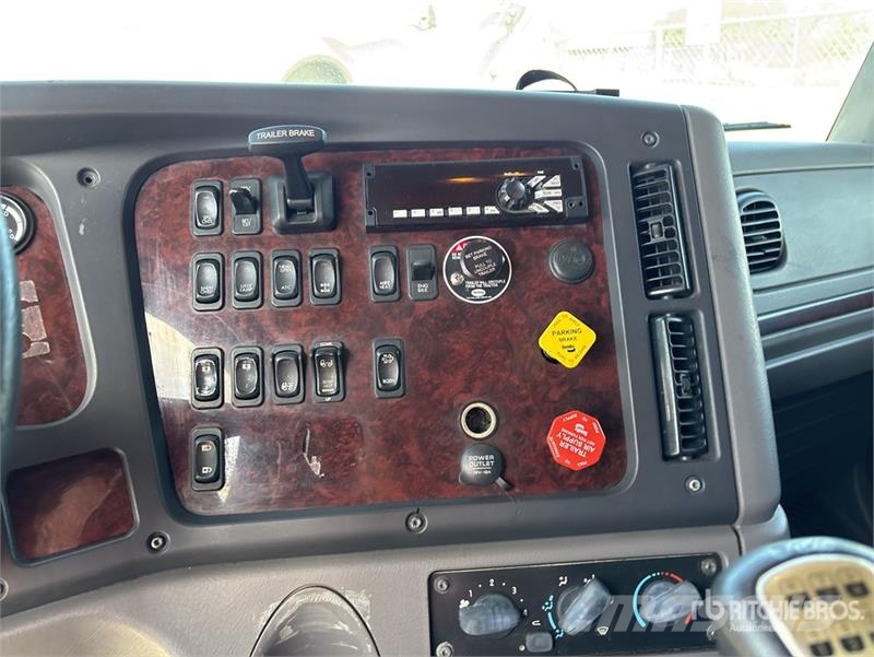 Freightliner M2 112 Тягачі