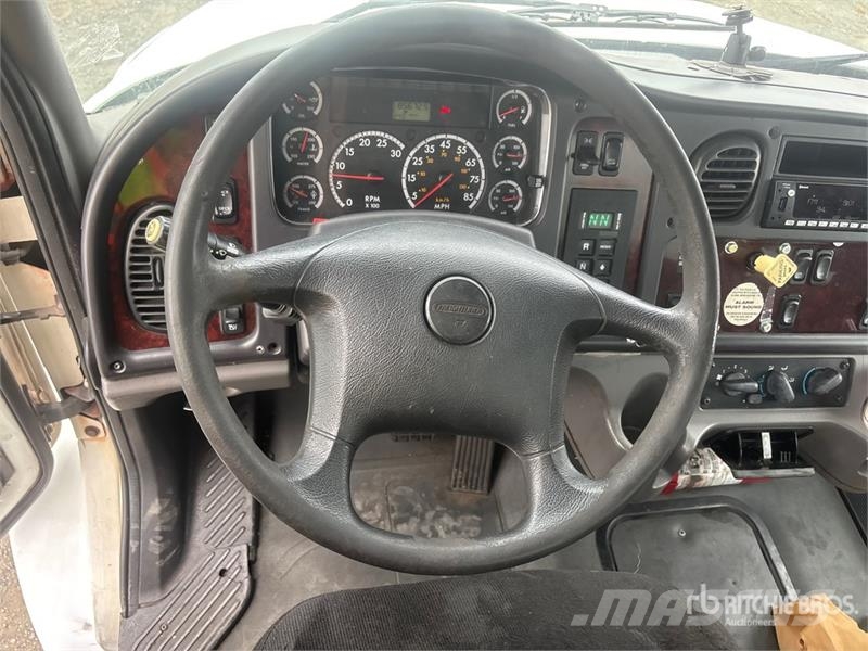 Freightliner M2 4x2 Van Truck Фургони