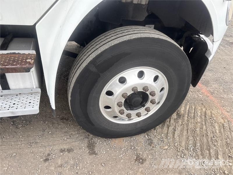 Freightliner M2 4x2 Van Truck Фургони