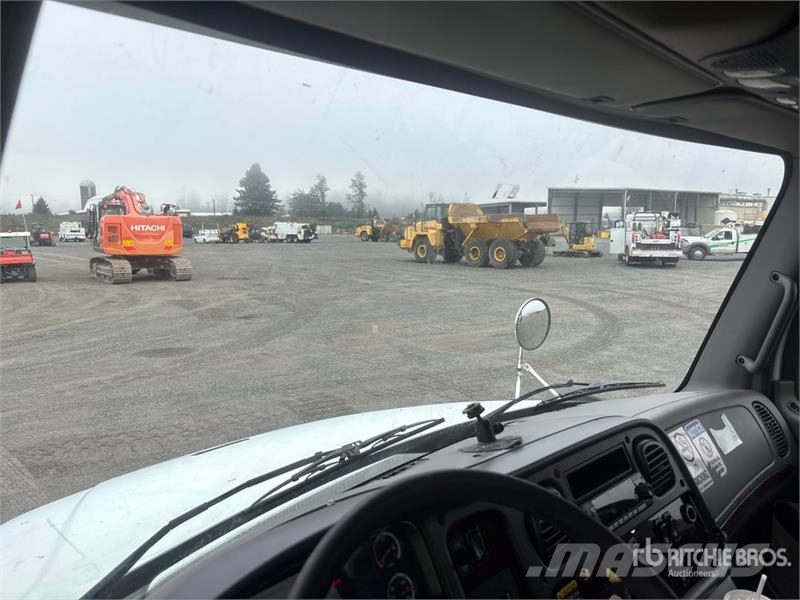 Freightliner M2 4x2 Van Truck Фургони