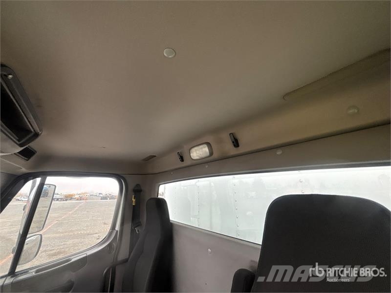 Freightliner M2 4x2 Van Truck Фургони