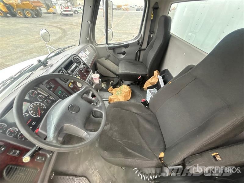 Freightliner M2 4x2 Van Truck Фургони
