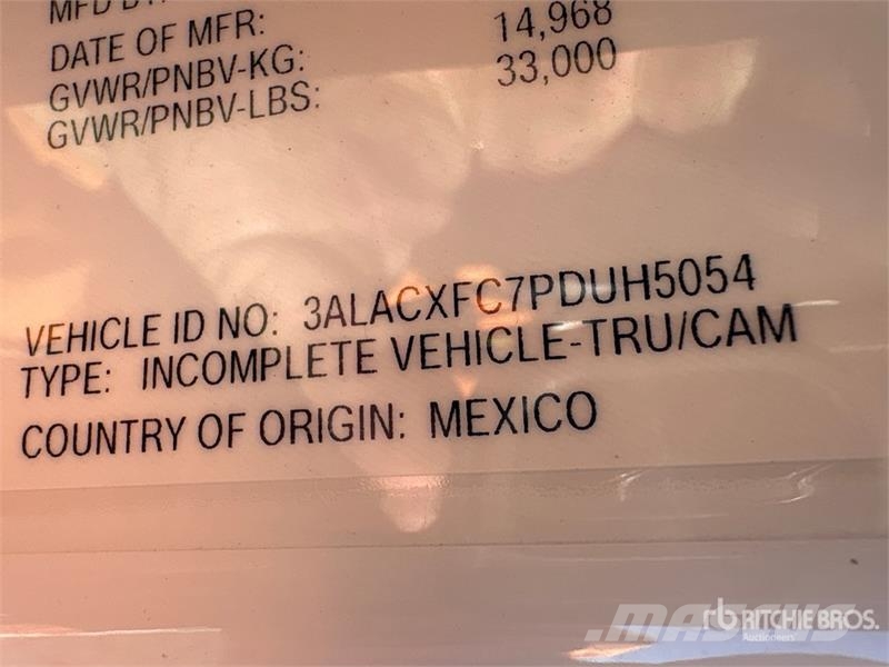 Freightliner M2106 4x2 Van Truck Camiones con caja de remolque