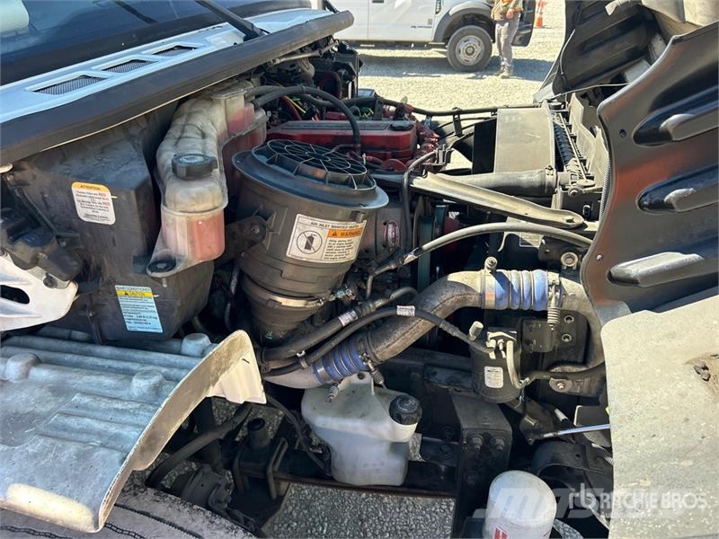 Freightliner M2106 4x2 Van Truck Фургони
