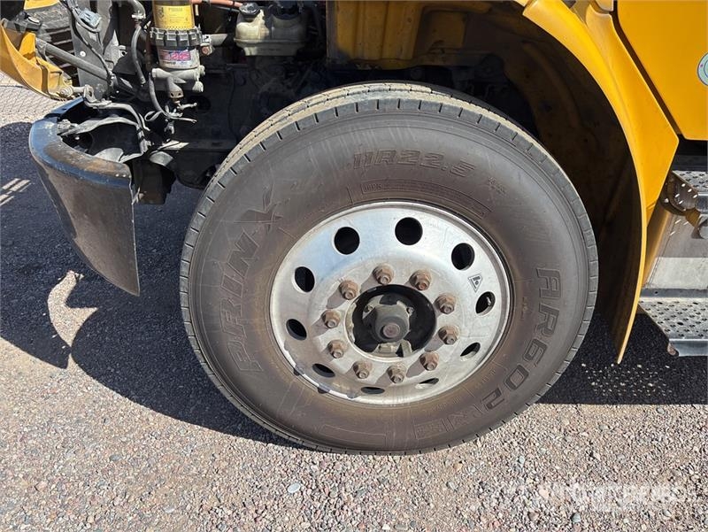 Freightliner M2106 4x2 Van Truck Грузовики-Фургоны