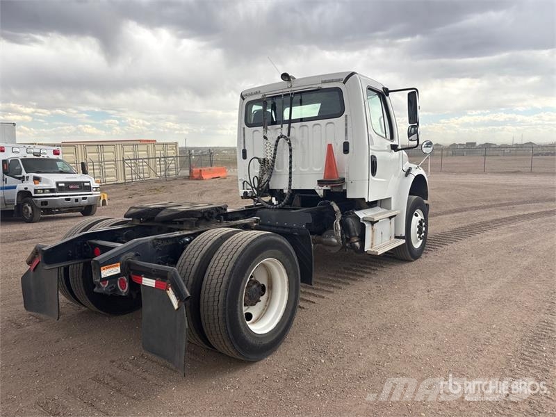 Freightliner M2106 4x2 S/A Day Cab Truck Tractor Camiones tractor