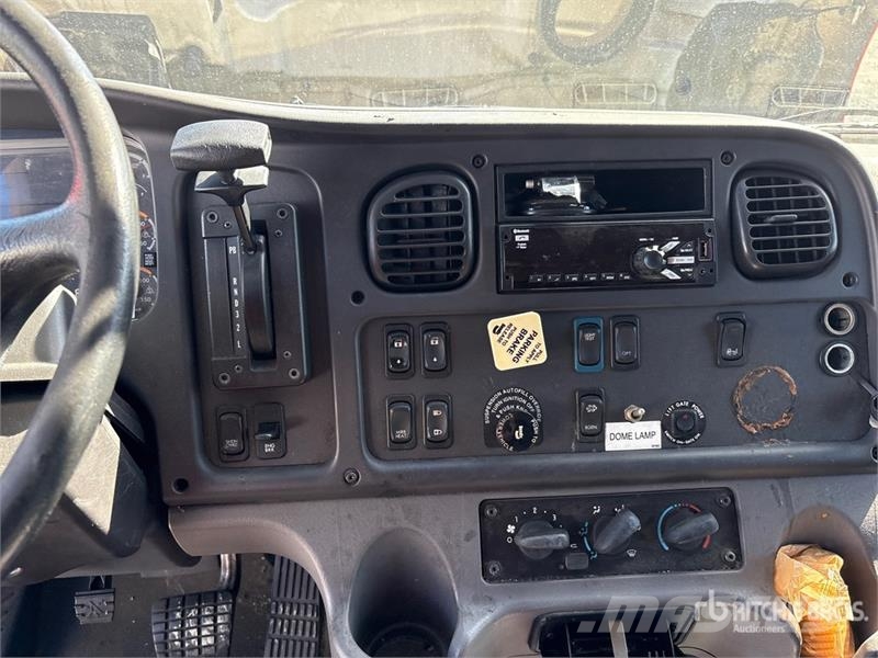 Freightliner M2106 4x2 Van Truck Fast kasse