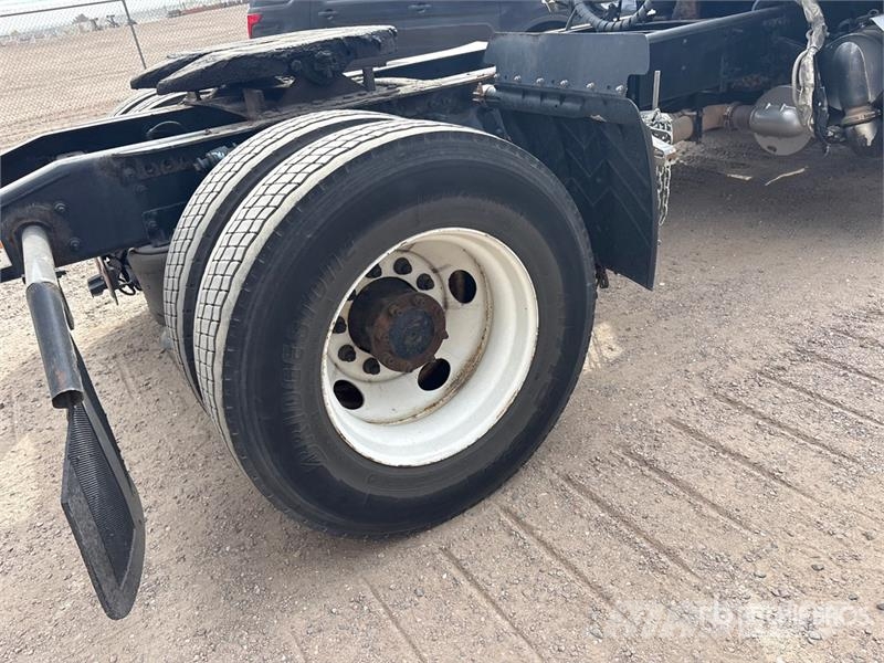 Freightliner M2106 4x2 S/A Day Cab Truck Tractor Camiones tractor