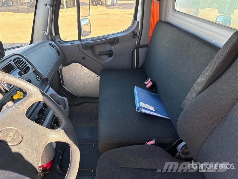 Freightliner M2106 4x2 Van Truck Camiones con caja de remolque