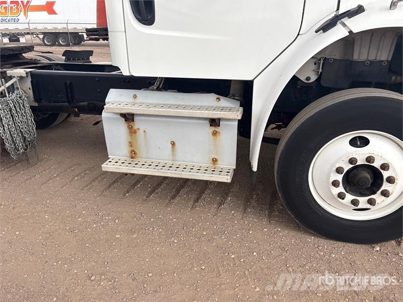 Freightliner M2106 4x2 S/A Day Cab Truck Tractor Camiones tractor