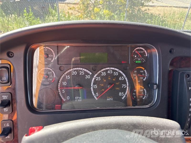 Freightliner M2106 4x2 Van Truck Фургони
