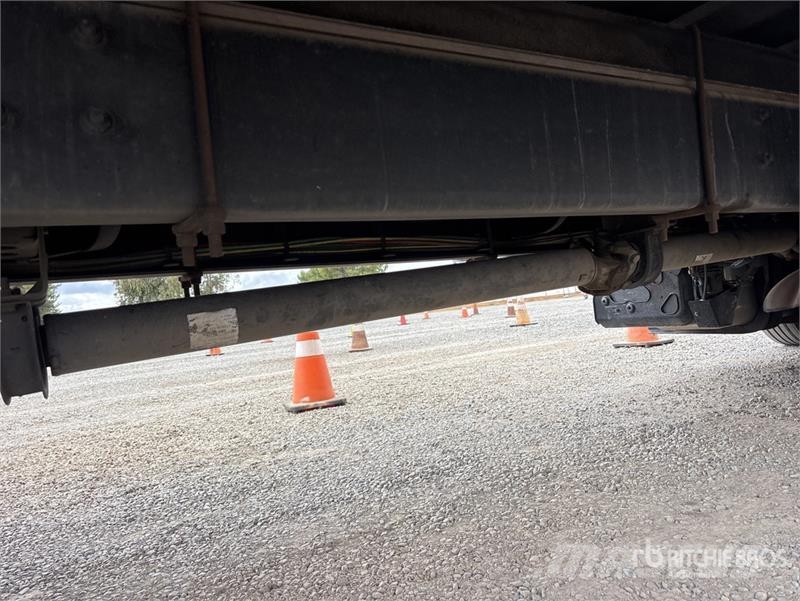Freightliner M2106 4x2 Van Truck Фургони