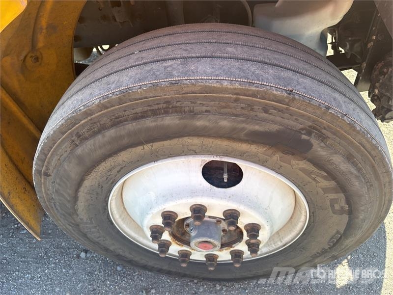 Freightliner M2106 4x2 Van Truck Фургони