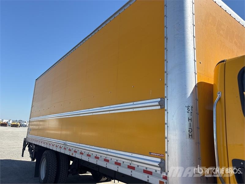 Freightliner M2106 4x2 Van Truck Фургони