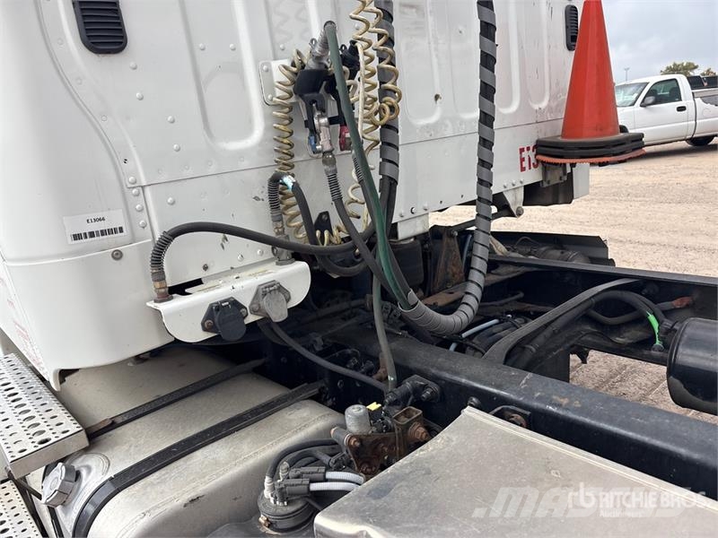 Freightliner M2106 4x2 S/A Day Cab Truck Tractor Camiones tractor