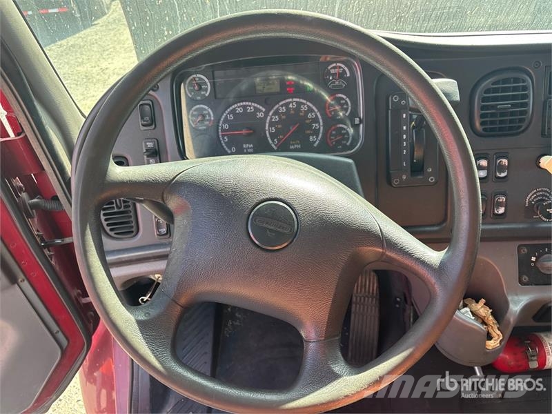 Freightliner M2106 4x2 Van Truck Грузовики-Фургоны