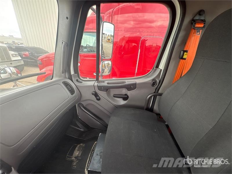 Freightliner M2106 4x2 S/A Day Cab Truck Tractor Camiones tractor