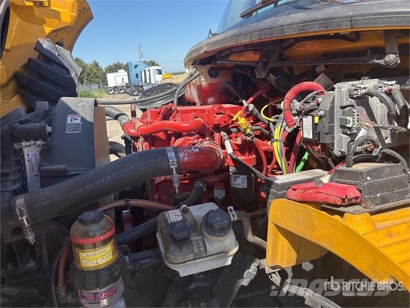 Freightliner M2106 4x2 Van Truck Фургони