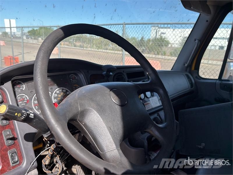 Freightliner M2106 4x2 Van Truck Грузовики-Фургоны