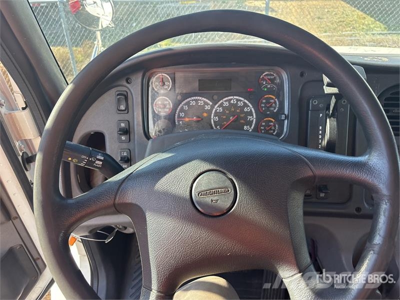Freightliner M2106 4x2 Van Truck Фургони