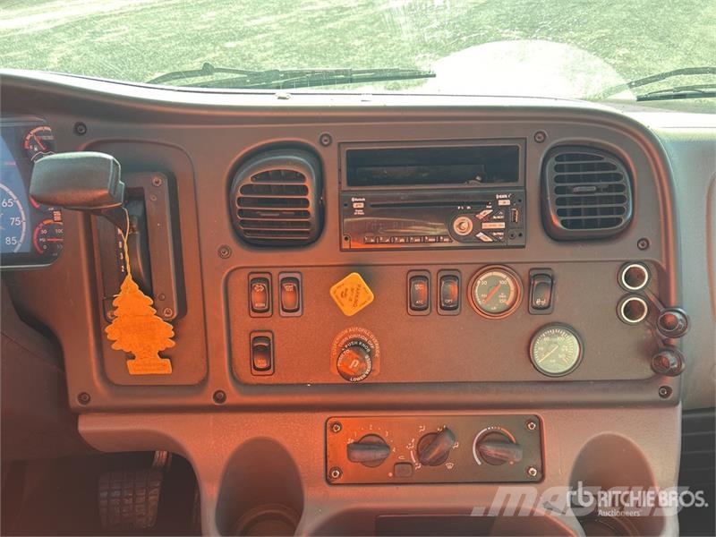 Freightliner M2106 4x2 Van Truck Sanduk kamioni