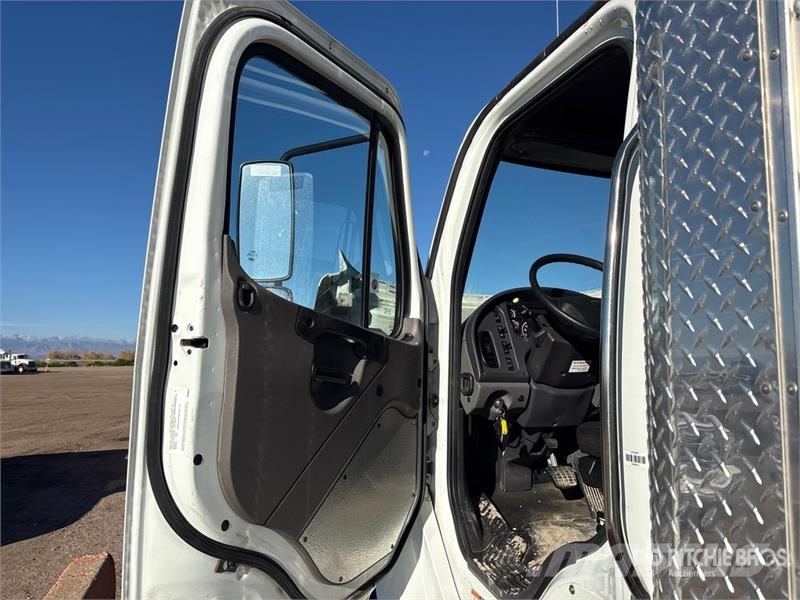 Freightliner M2106 4x2 Van Truck Camiones con caja de remolque