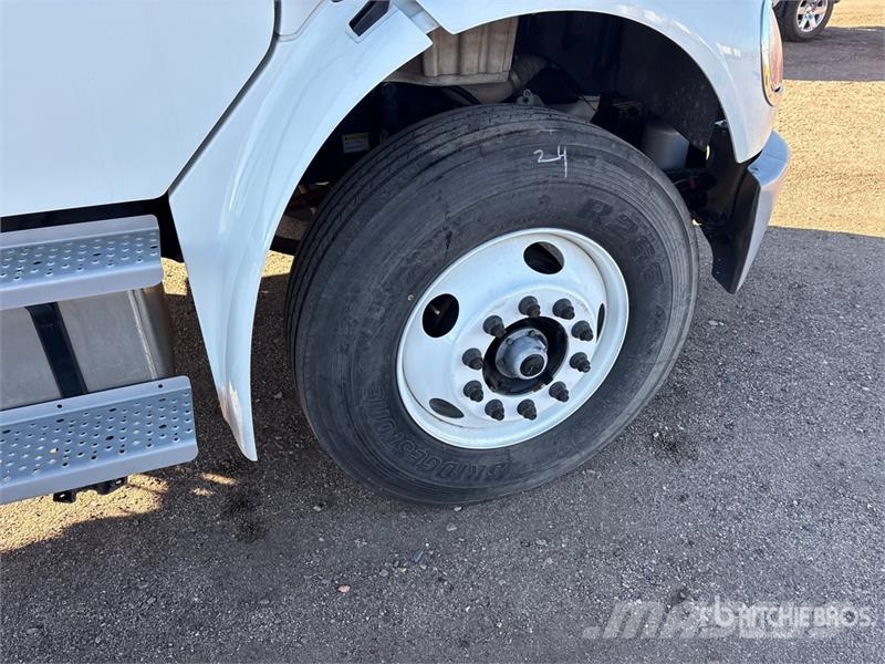 Freightliner M2106 4x2 Van Truck Camiones con caja de remolque
