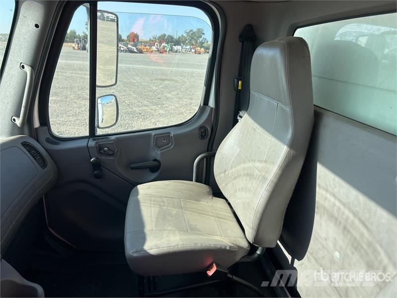 Freightliner M2106 4x2 Van Truck Sanduk kamioni