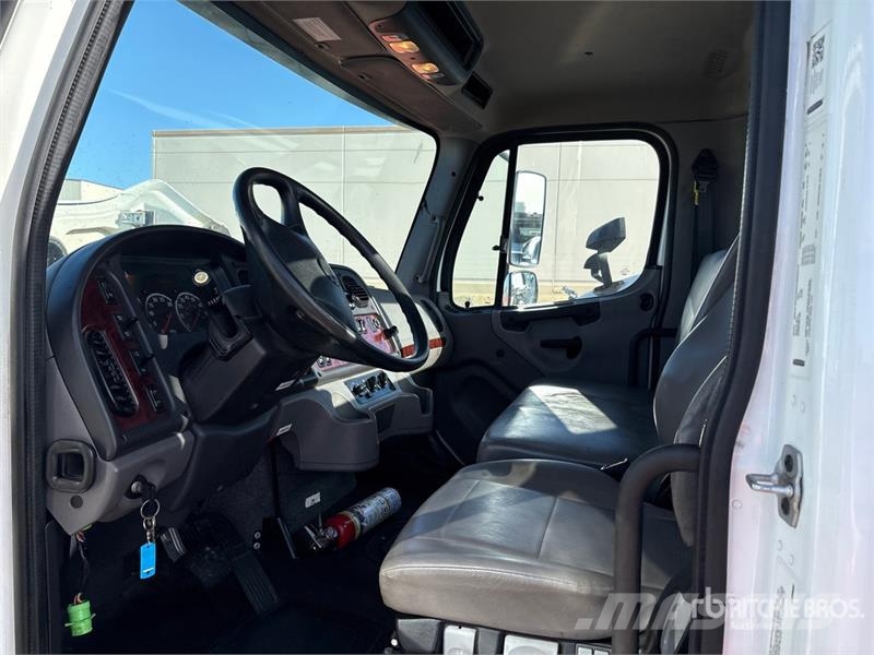 Freightliner M2106 4x2 Rollback Truck Евакуатори