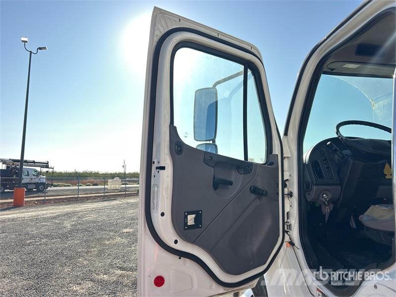 Freightliner M2106 4x2 Van Truck Sanduk kamioni